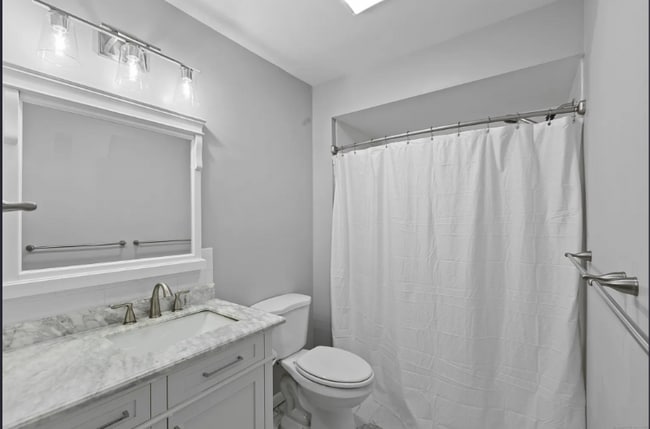 Building Photo - 19 Somers St