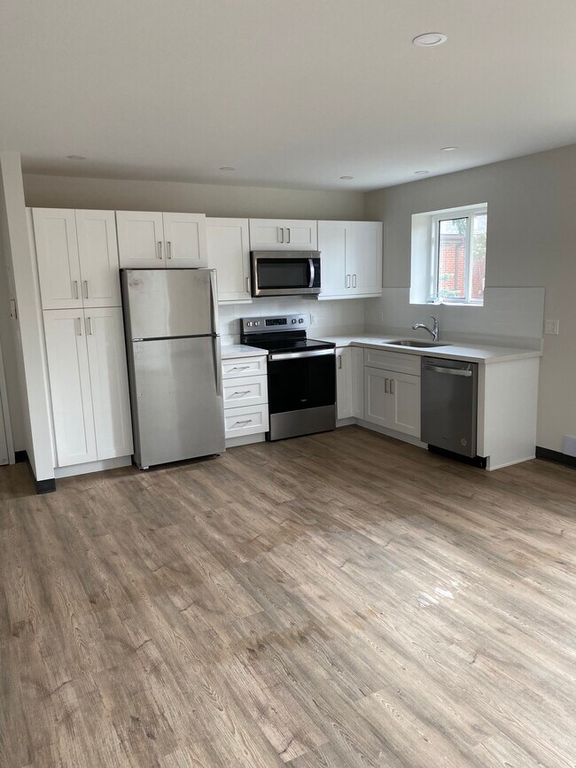 Building Photo - 2 Bedroom - Woodward Ave