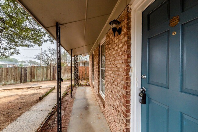 Foto del edificio - PRICE REDUCED!!!! - $1200 - 3 bed/1.5 bath...
