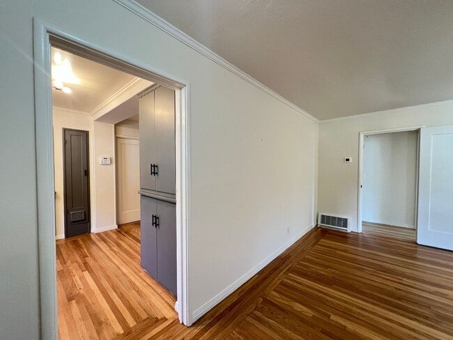 Building Photo - $1,000 MOVE IN SPECIAL!!! 2 Bedroom/1 Bath Available With Bonus Rooms in Oakland, CA. Near Lake C...