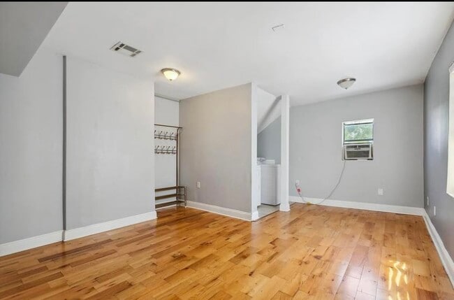 Building Photo - 2135 Mirabeau Ave