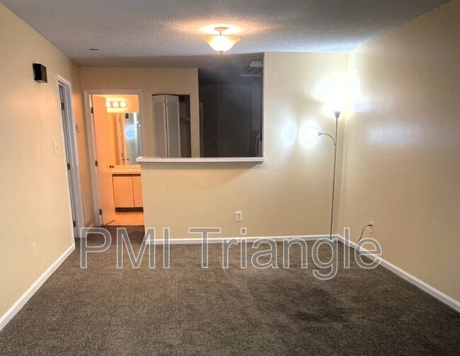 Building Photo - 4907 Hollenden Dr