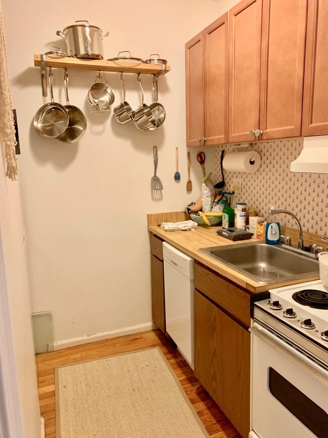 Building Photo - 27 Garden St