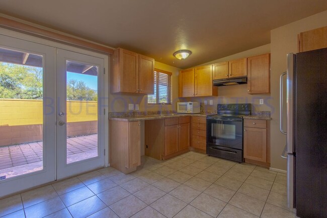 Building Photo - 2 BED, SINGLE STORY, OFF GLENN, READY TO GO!