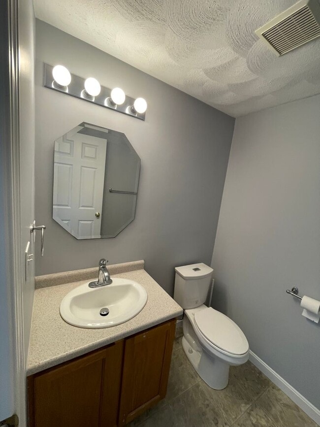 Building Photo - Beautifully updated 2 bedroom / 1.5 bath e...
