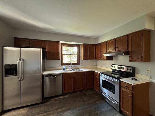 Foto del edificio - 3 Bedroom Stone Facade Colonial with 2 Car Attached Garage  in Strongsville