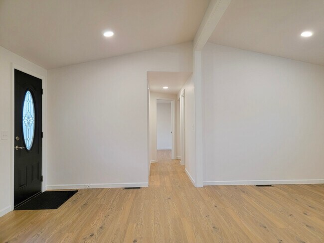 Building Photo - 1080 W Swartzville Rd