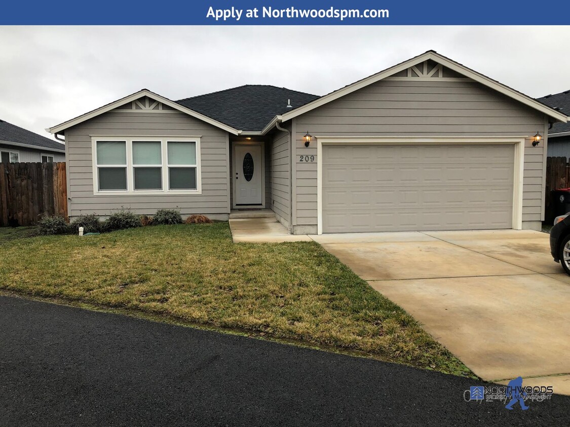 Primary Photo - Nice 3 Bedroom 2 Bath Home with Vaulted Ce...