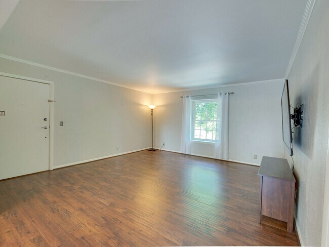 Foto del edificio - Check out this amazingly located 3 bed/2 b...
