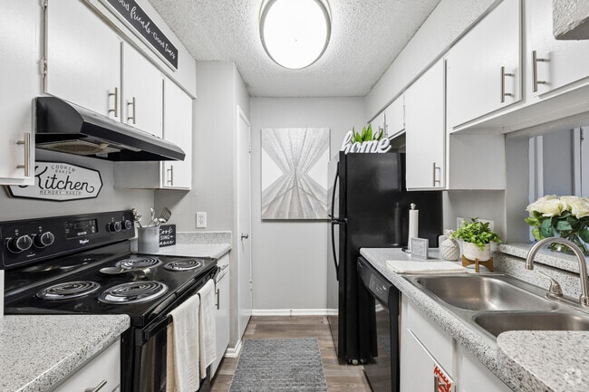 1BR, 1BA - 557SF - Kitchen - Summit