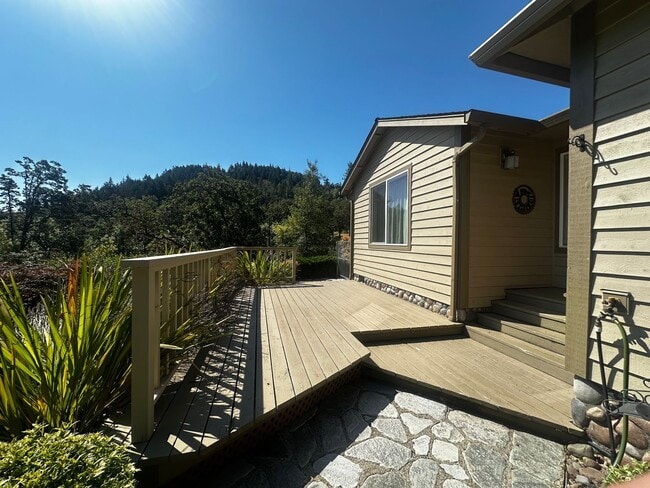 Building Photo - Nice 3 bedroom 2 bath home with den/media ...