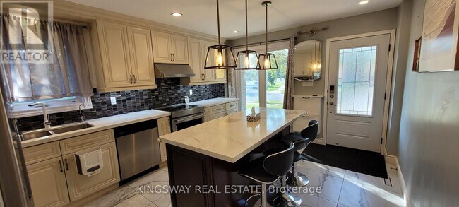 Photo du bâtiment - 7096 Cordingley Crescent