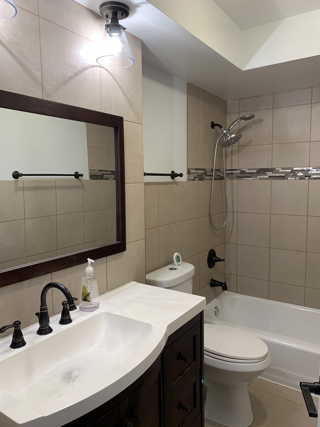 Bathroom - 6828 N Northwest Hwy