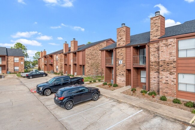 Building Photo - Adorable 2/2 Condo Available For Immediate...