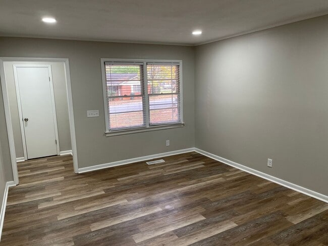 Building Photo - Updated 2-Bedroom Close to Campus and Conveniences!