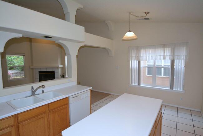 Foto del edificio - Light and Bright 3 Bed 2 Bath in great are...