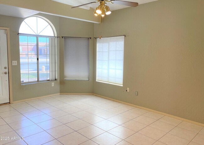 Foto del edificio - 5243 W Whitten St