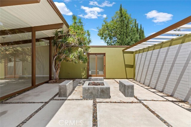 Building Photo - 840 E Palmdale Ave