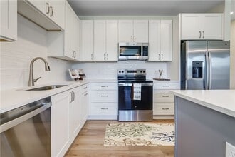 Building Photo - 160 School St