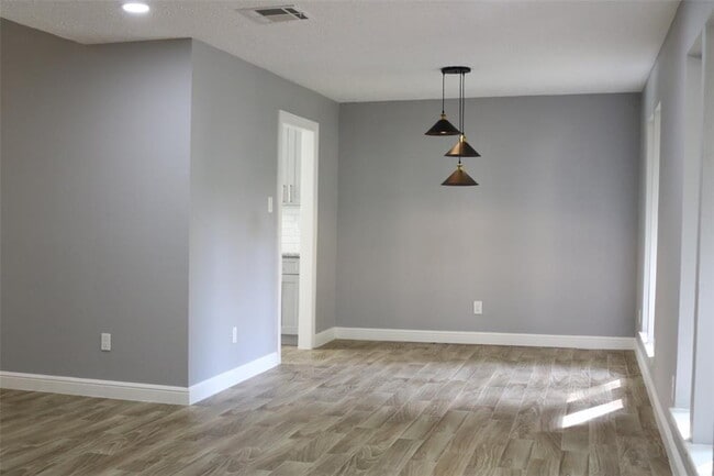 Building Photo - Beautiful 4-bedroom, 2-bath home