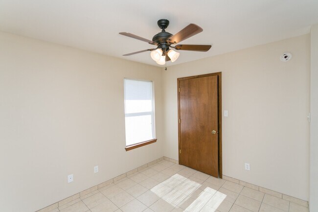 Building Photo - 16140/16142 Rolling Meadows Dr.