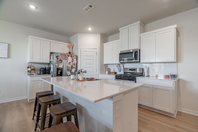 Building Photo - Immaculate 4-bedroom 3.5 bath Home in Faye...