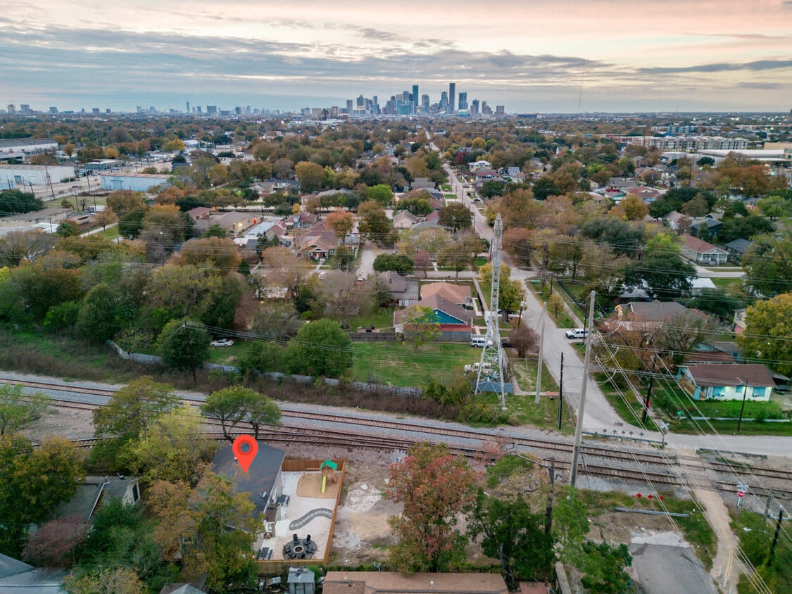 Foto principal - 6400 Sherman St