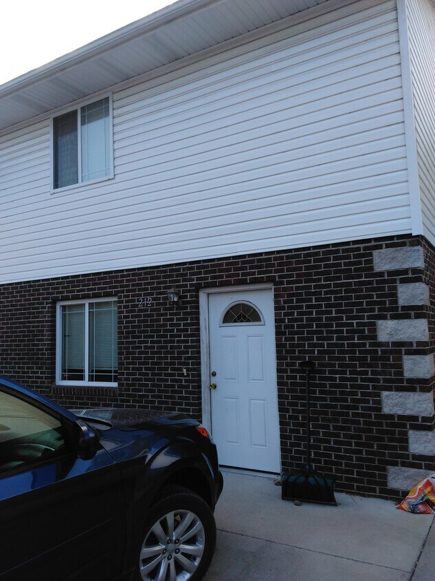 210 S 1st St, Linn, MO 65051 Townhome Rentals in Linn MO