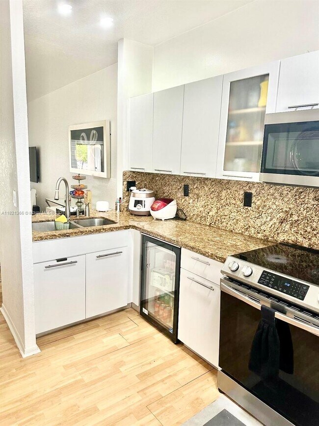 Foto del edificio - 5610 NW 114th Pl