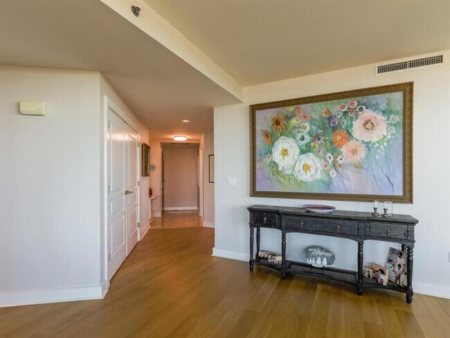 Building Photo - 700 Park Regency Pl NE