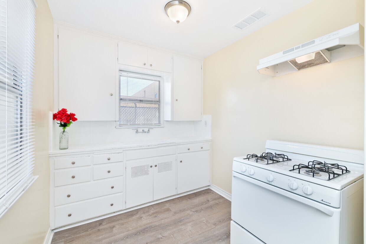 Foto principal - 16962 B St