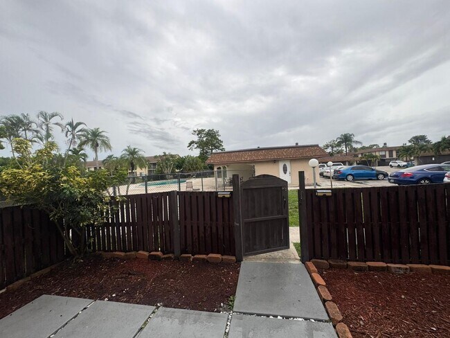 Foto del edificio - 2130 Sherwood Forest Blvd