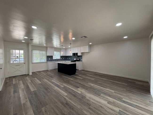 Foto del edificio - 5704 Wisteria Dr