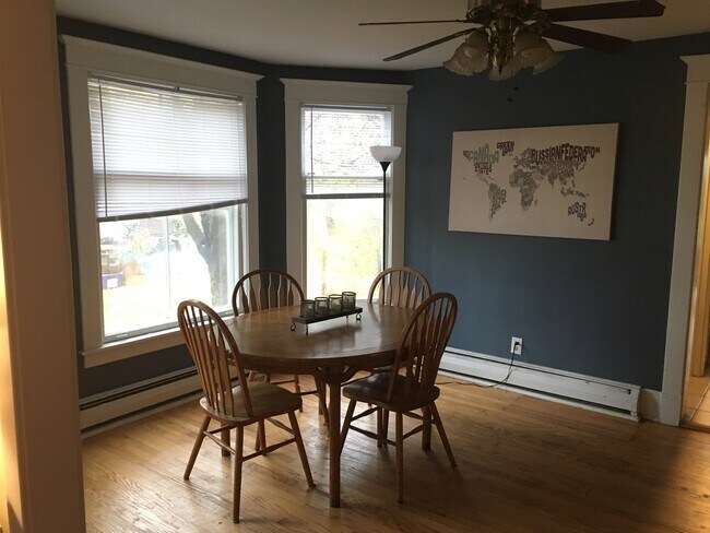 Foto del edificio - 327 Garfield Ave NW