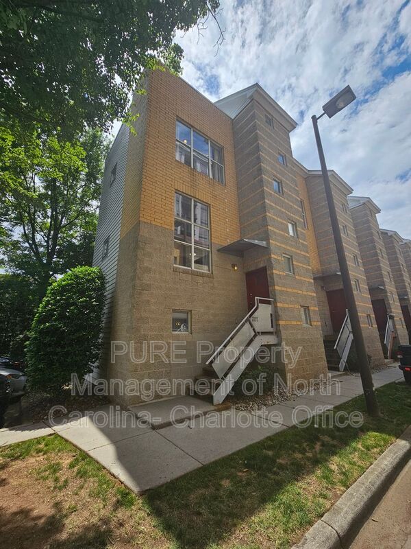 Building Photo - 2055 Atherton Heights Ln