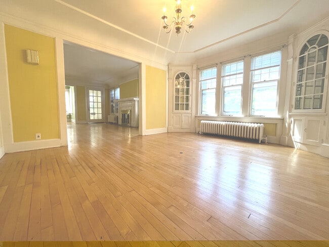 Building Photo - 2533 N Lake Dr