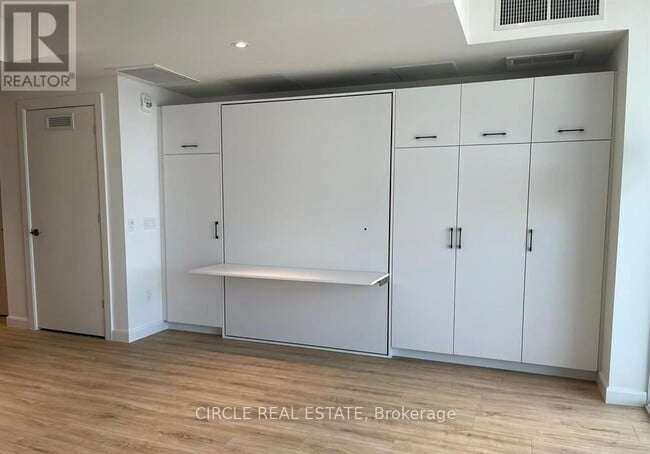 Photo du bâtiment - 741 King St W