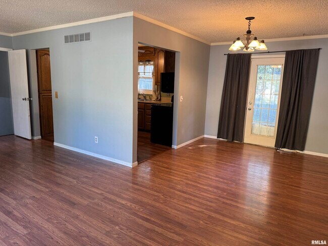 Building Photo - 2325 Queens Ct