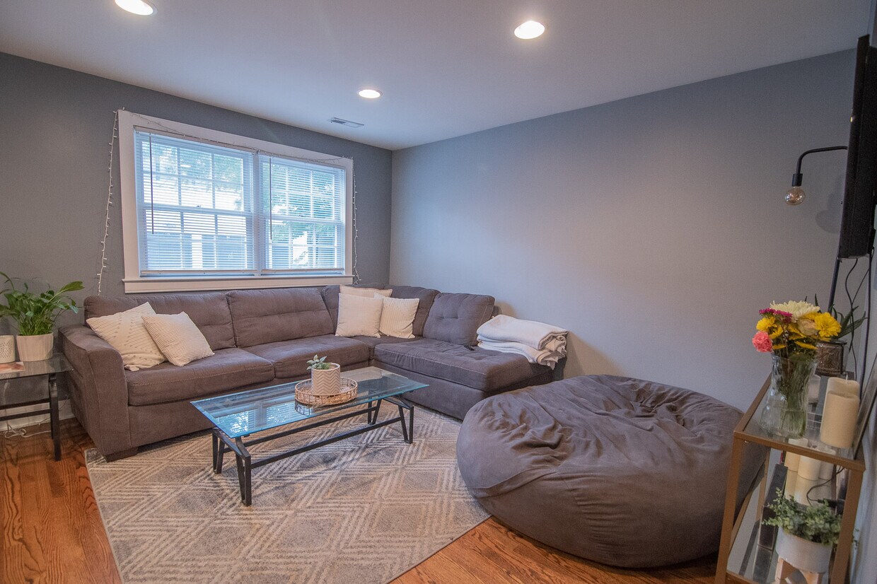 Foto principal - 2733 N Wayne Ave