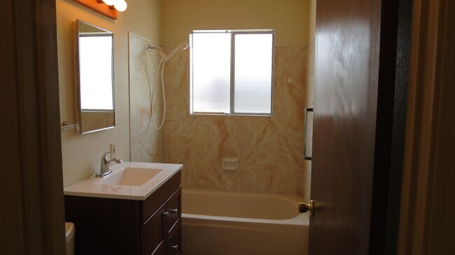 Foto del edificio - 3 br, 2 bath House - 222 Channel Hill Rd.