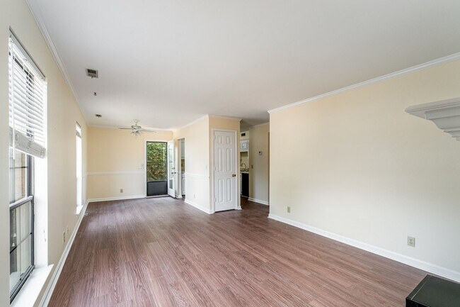 Foto del edificio - Desirable Brentwood Trace 2 Bedroom Condo ...