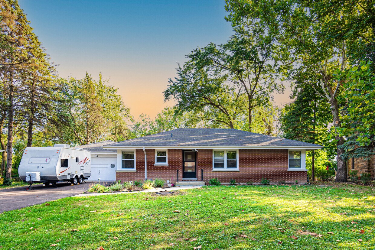 33 Briarwood Ln, Palatine, IL 60067 House Rental in Palatine, IL