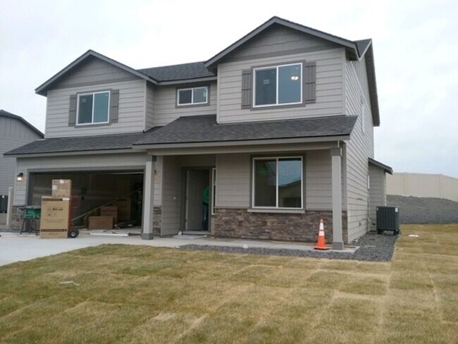 Building Photo - 4 bed 2.5 bath home in Mae Valley area of Moses Lake