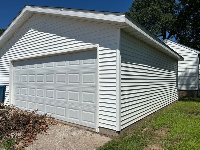 Building Photo - Updated 3-Bedroom Home