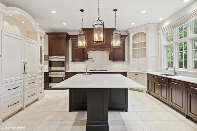 Foto del edificio - 9 Longwood Dr