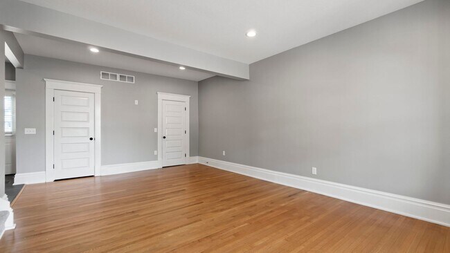 Foto del edificio - Completely Brand New Restored Historic Townhome near Wells St Corridor.