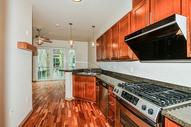 Foto del edificio - Prime Downtown Kirkland Location with Modern Finishes