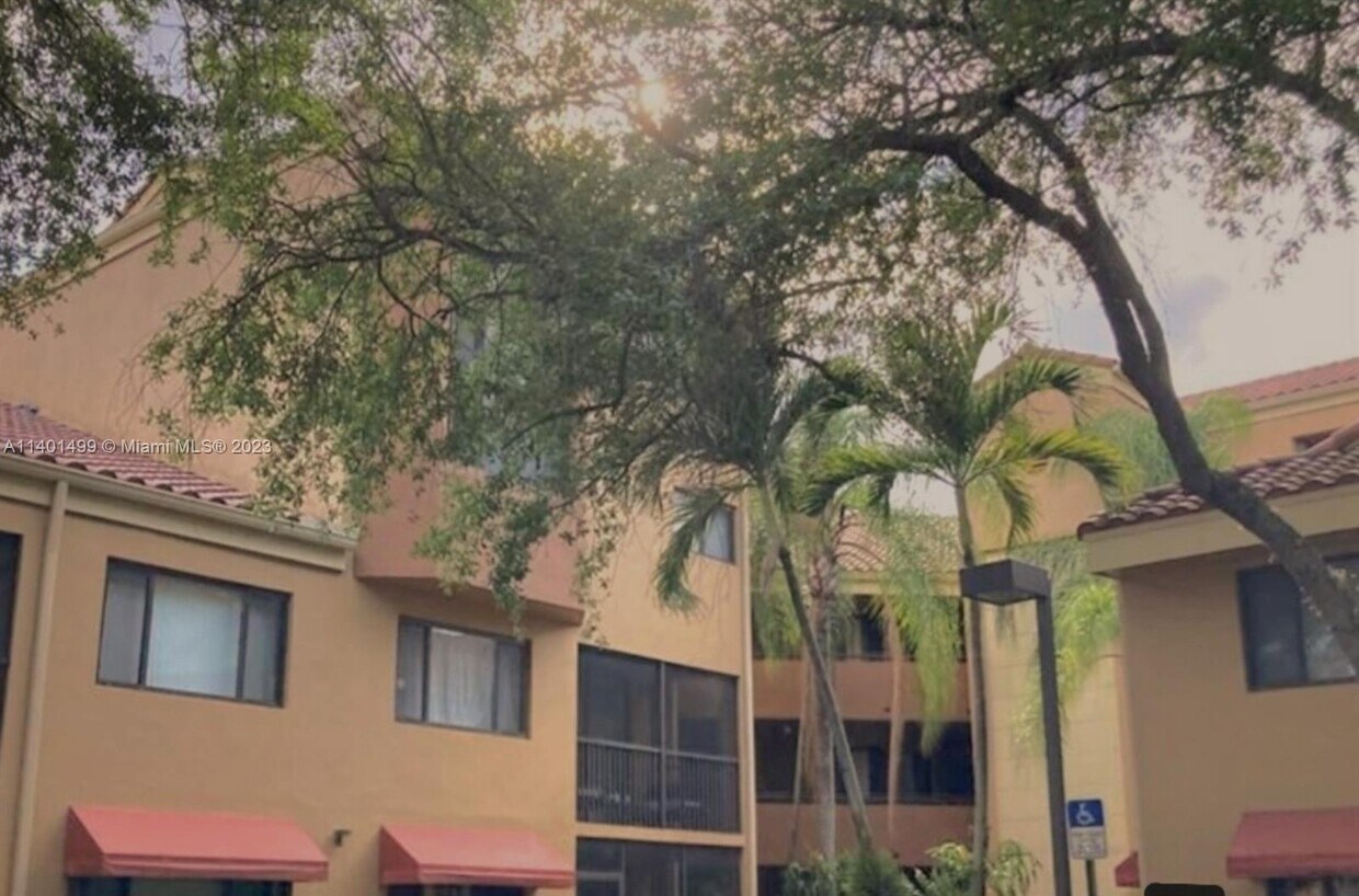 15495 N Miami Lakeway Unit 1054, Miami Lakes, FL 33014 Condo for