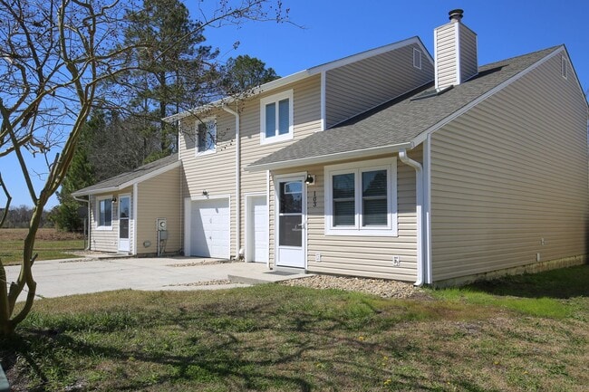 Building Photo - Updated Townhome w/GARAGE in BRANCHWOOD!