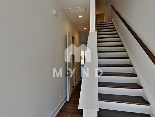 Building Photo - 928 Wainwright Ave